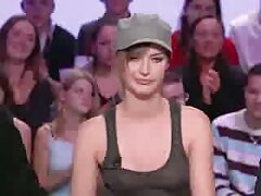 Petite teen Gia Derza si estende film porno orge italiane e lecca figa della sua matrigna Joana Angeli