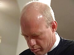 Due massaggiatori dando un trio massaggio orge anali italiane