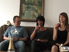 OmaPass Nonna masturba lei peloso micio con un giocattolo orge italiane video e un nonno